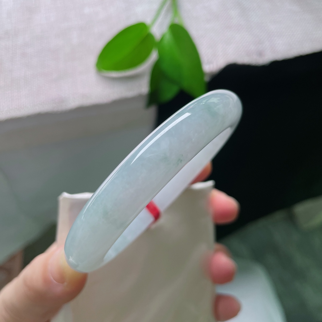 秒杀59.3/11.8/9.0，蓝底正圈，无裂，莹白冰底衬淡雅飘花，玉质温润，灵秀气质一眼便能心动。ss58794a