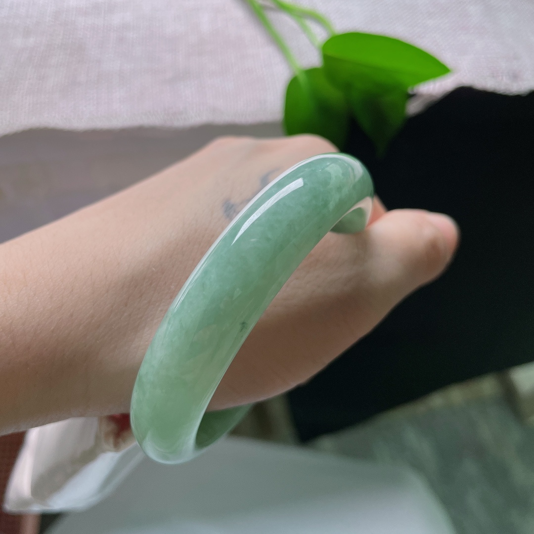56.5/13.2/8.1，绿底正圈，色线，玉质细腻温润，满圈湖水绿低调素雅，上手清爽，属于越看越舒服的款式，ss58777a