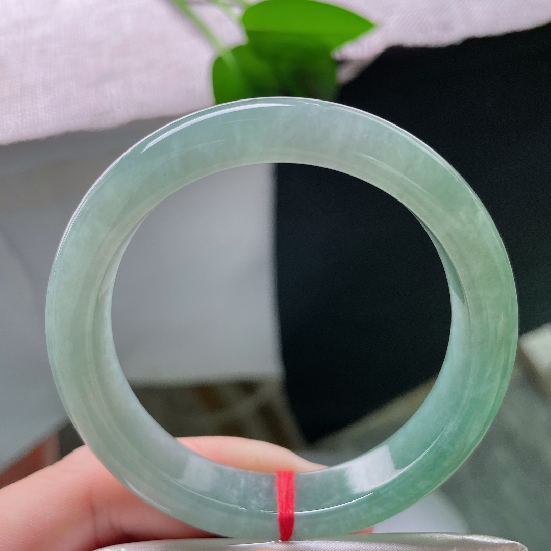 秒杀54.5/11.6/8.0，油青正圈，无裂，半圈清底半圈油绿，色泽渐变柔和，山水美镯韵味独特。ss59087a