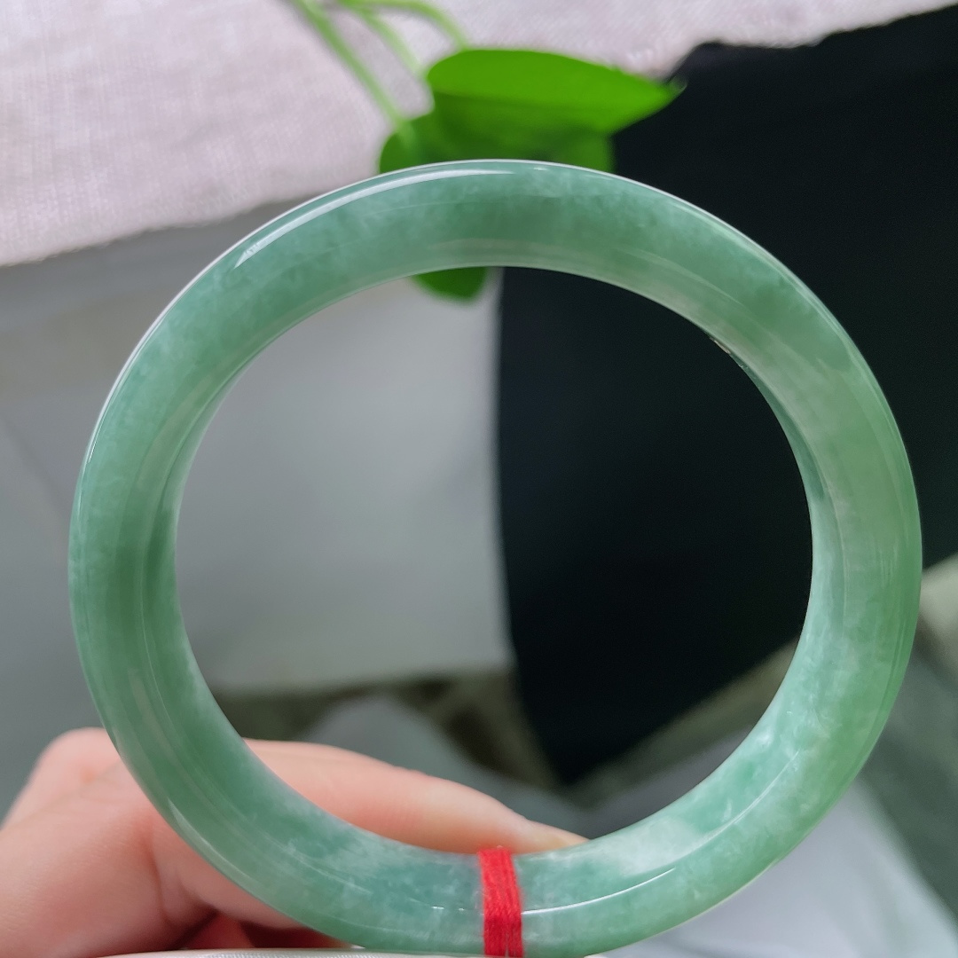 57.6/10.6/7.4，绿底正圈，一点皮纹，油绿底色温润凝脂，经典正圈款式，日常佩戴沉稳又显气质。ss57931a