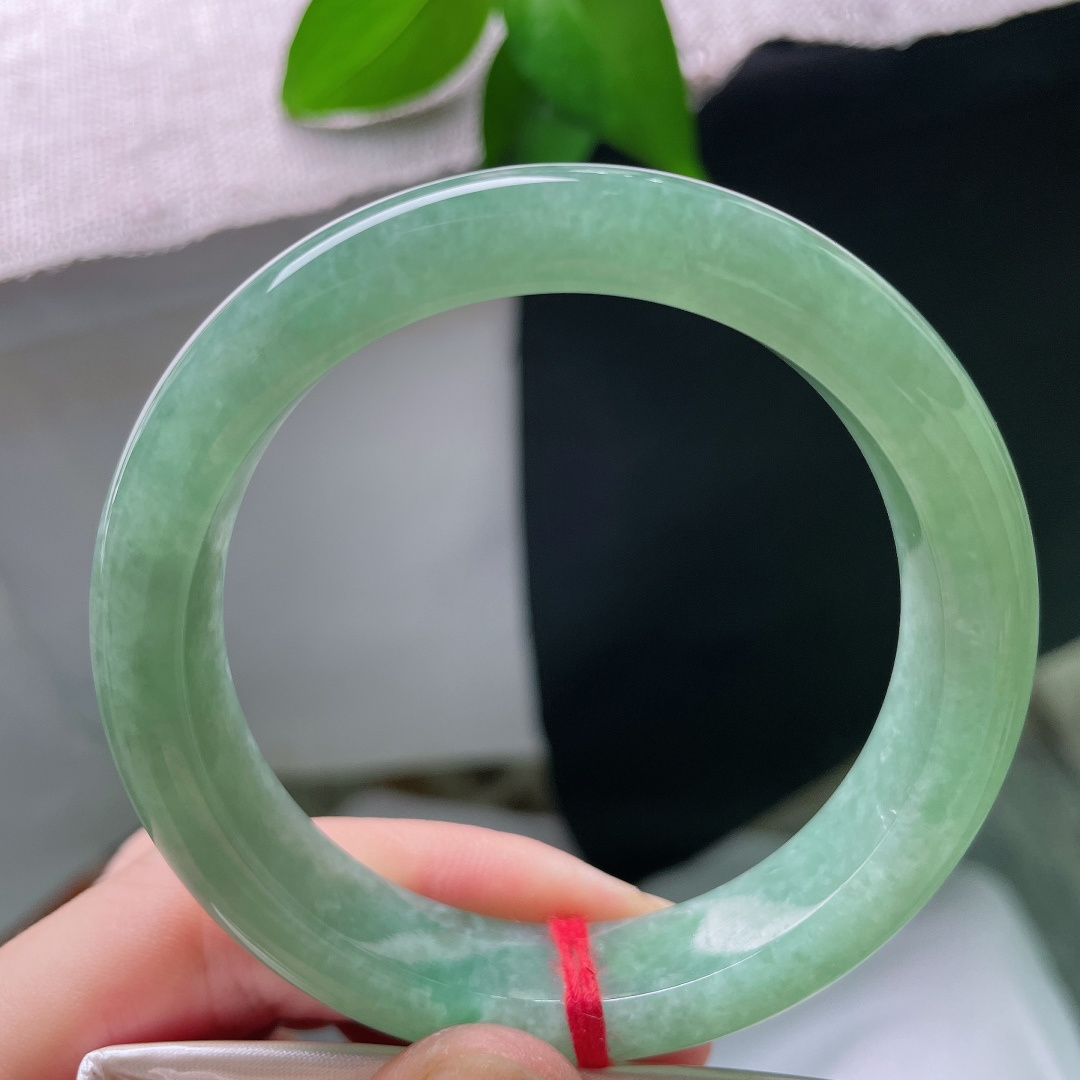 56.2/12.2/9.1，绿底正圈，一点皮纹，满圈清新的果绿色调，如同春日鲜嫩的青果，玉质细腻，日常佩戴亮眼却不张扬。ss58249a