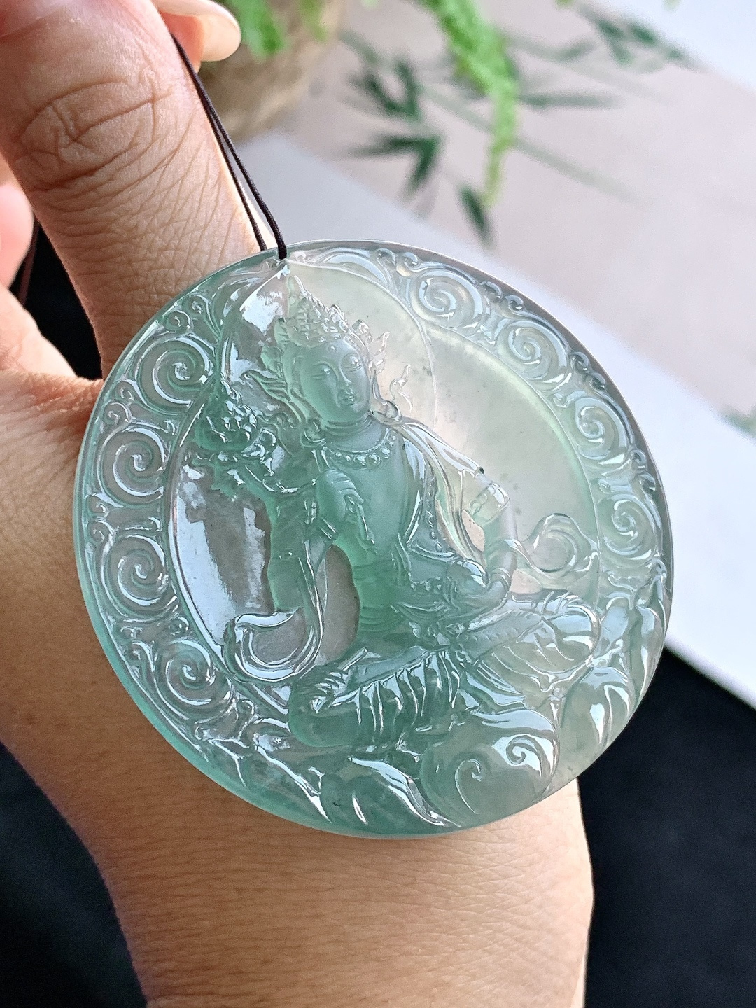 【裸石】️冰种天空蓝大势至观音持莲观音牌吊坠 【说明】 性比高 老蓝水 【尺寸】54.5-5.6 【重量】29.3克