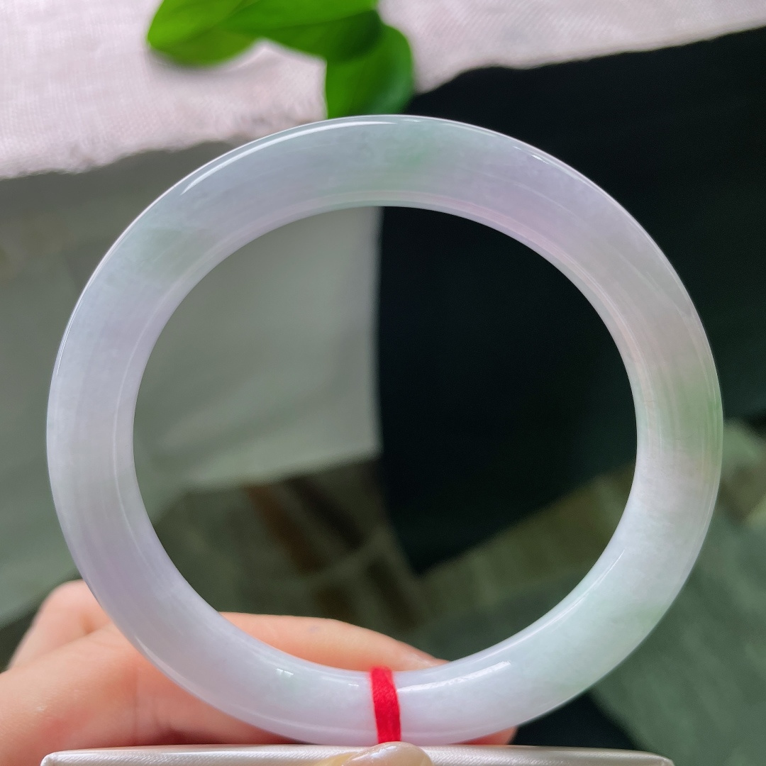 59.3/10，春彩圆条，皮纹，朦胧均匀晕染，间杂丝丝浅绿，色调温柔不浓烈，上手温婉恬静，尽显东方女