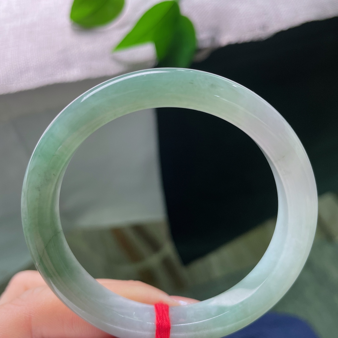54.5/10/8.1，油青正圈，有裂，玉光温润内敛，沉静耐看，韵味悠长，古典有气质，ss57809