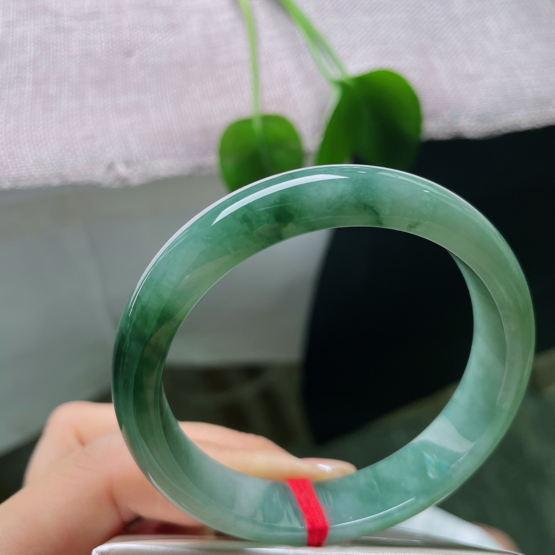 秒杀56.1/12.3/7.5，飘花正圈，无裂，满圈沉静温润的湖绿色调，色调浓郁柔和，自带清冷的氛围感。ss57568a
