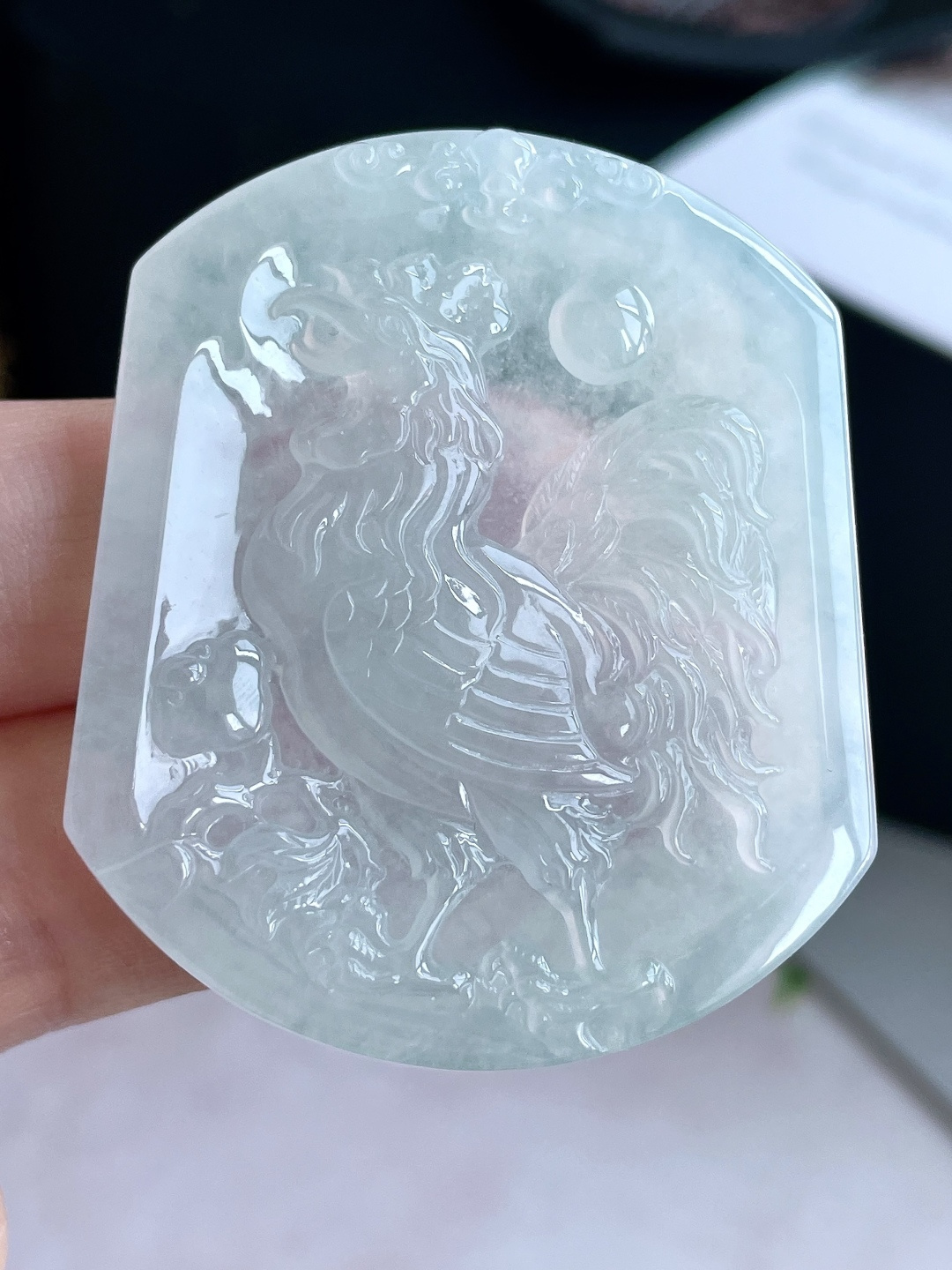 【裸石】糯冰晴水生肖鸡牌吊坠 【说明】缅甸 无裂 性比高 厚装 【尺寸】51.6-43.8-6 【