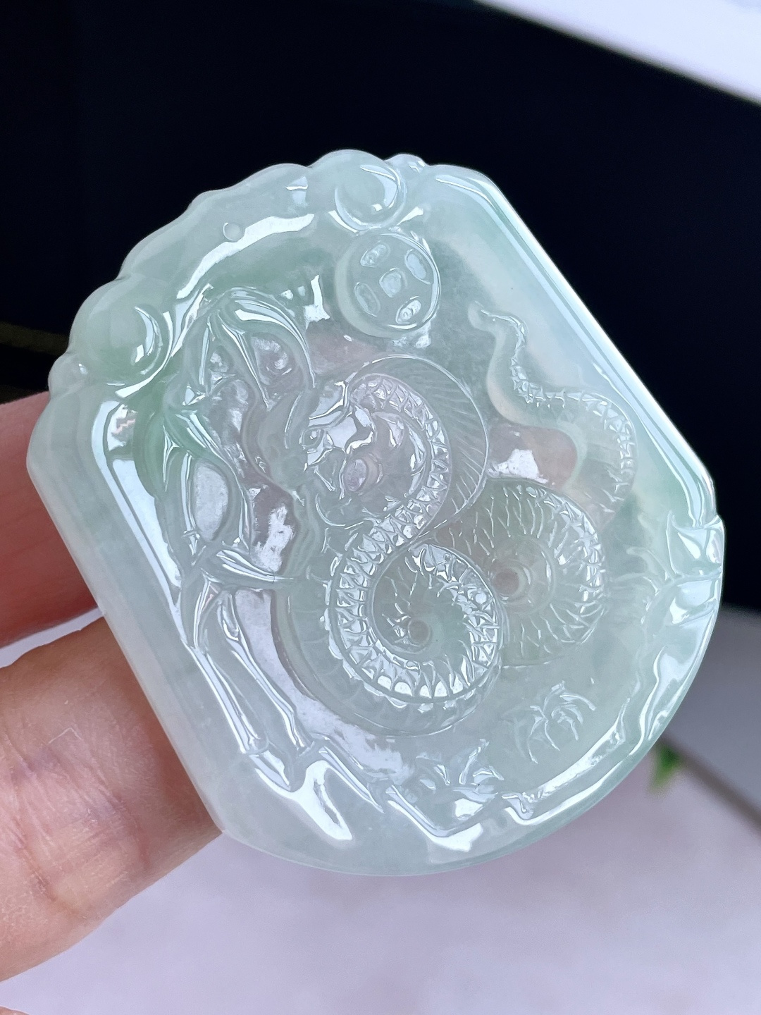 【裸石】糯冰晴水生肖蛇牌吊坠 【说明】缅甸 无裂 性比高 【尺寸】50-45-5 【重量】26克