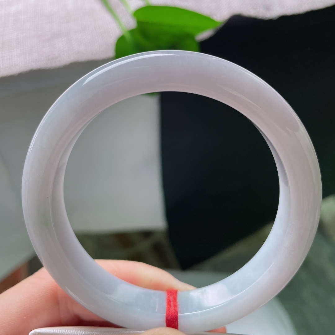 59.5/12/8.8，正圈，一点皮纹，柔淡紫调萦绕镯身，圆条饱满温润，尽显女子温婉优雅气质。ss5