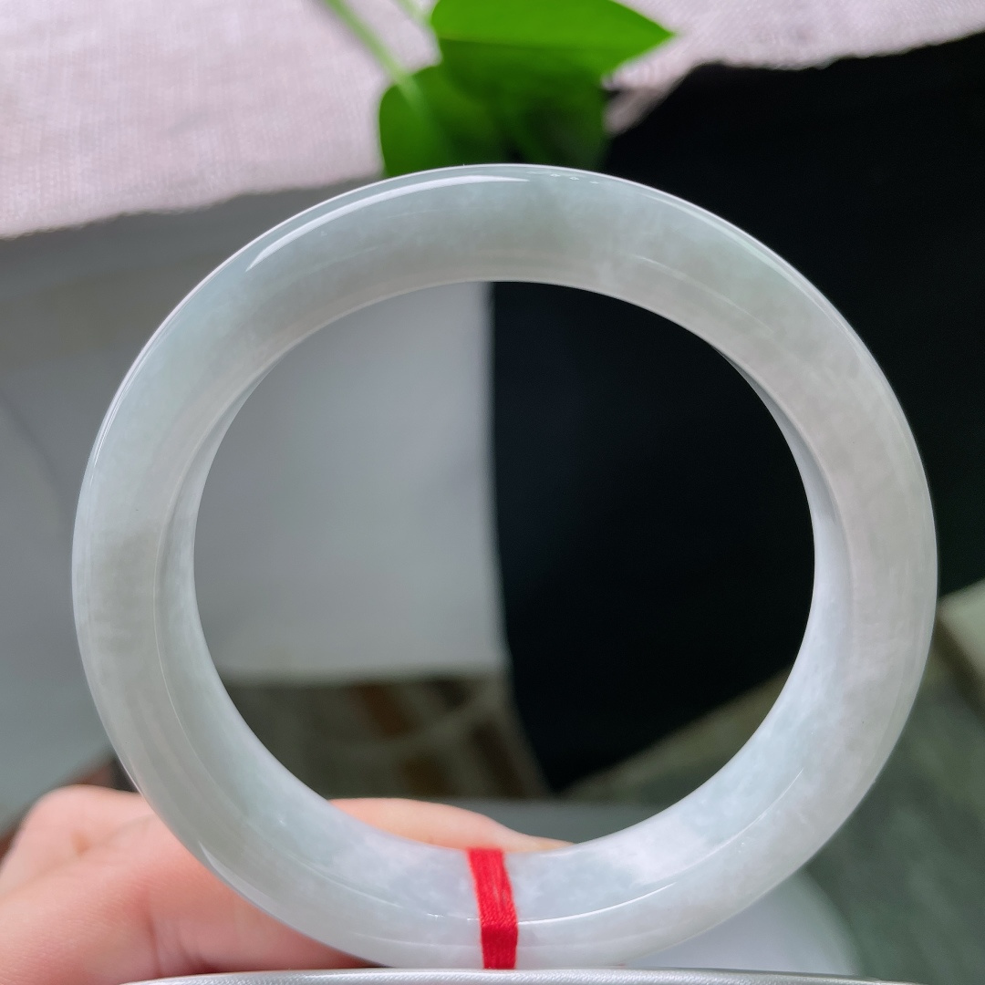 56.6/12.6/8.5，蓝底正圈，一点皮纹，浅晴底色温润柔和，玉质莹润细腻，上手显温柔干净气质。ss58789a
