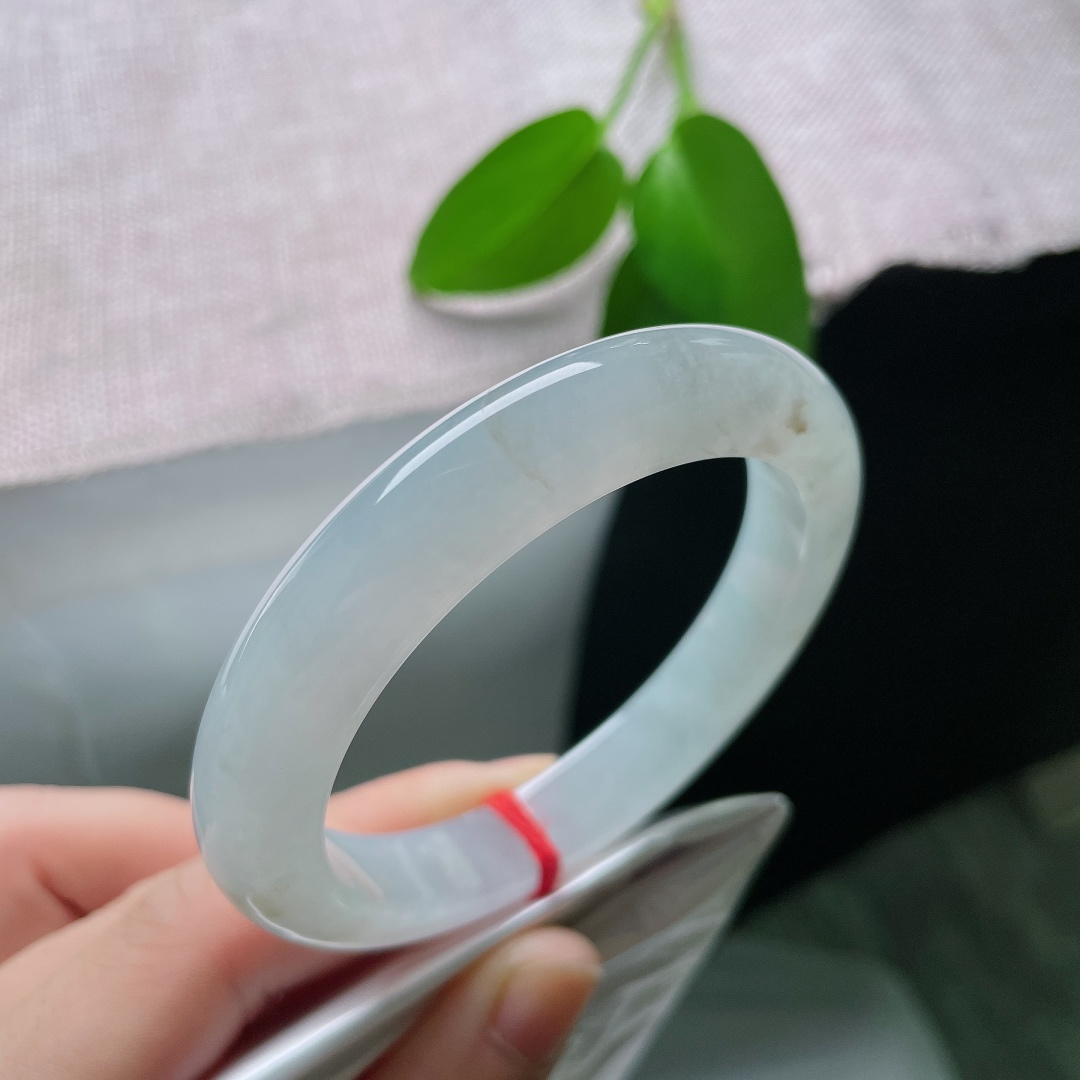 55.3/10.6/8.6，蓝底正圈，一点皮纹，冰润通透晴水底色，镯型周正，腕间漾开一抹恬淡柔光。ss58823a