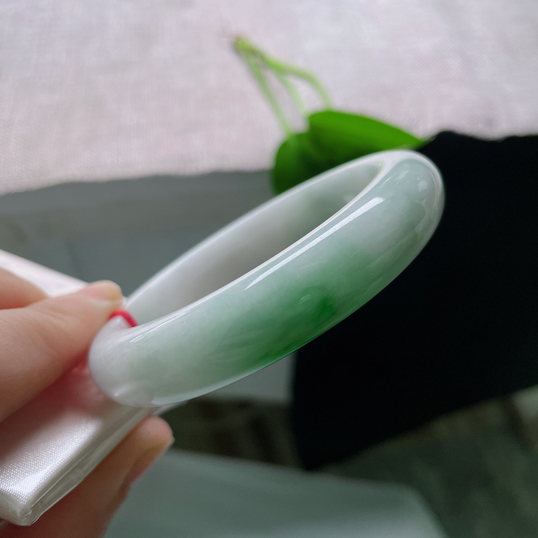 57.3/12.8/8.7，飘绿正圈，一点皮纹，纯净白底托起俏艳辣绿，翠色灵动，上手贵气辨识度极高。ss57980a