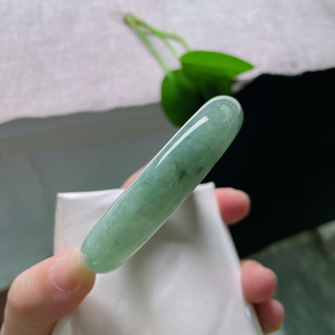56.5/13.2/8.1，绿底正圈，色线，玉质细腻温润，满圈湖水绿低调素雅，上手清爽，属于越看越舒服的款式，ss58777a