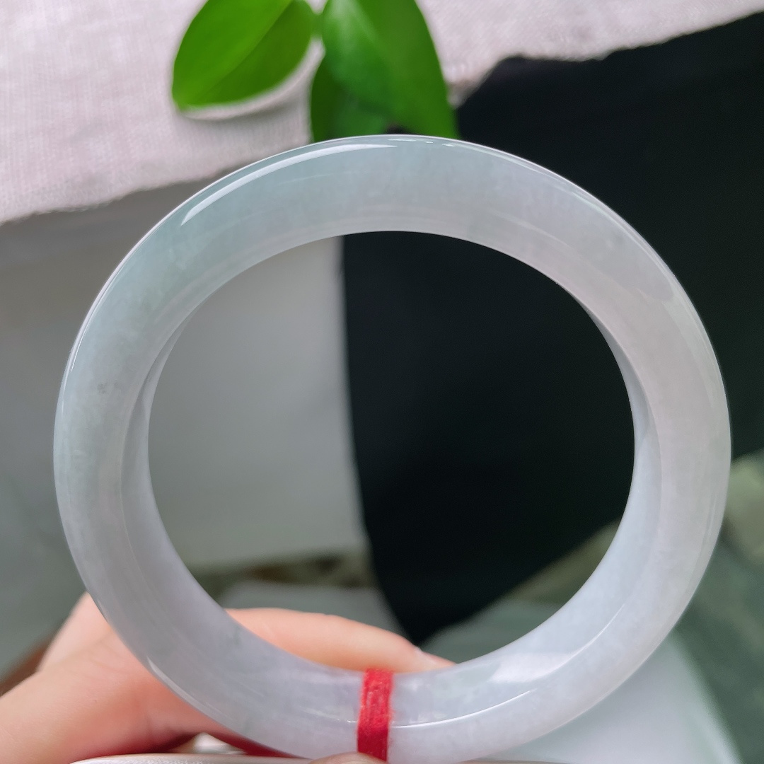 秒杀59.3/11.8/9.0，蓝底正圈，无裂，莹白冰底衬淡雅飘花，玉质温润，灵秀气质一眼便能心动。ss58794a
