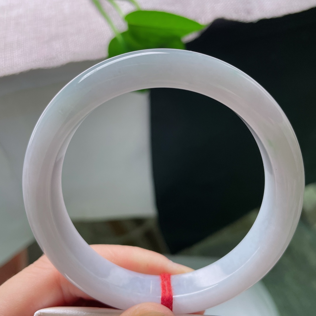 59.5/12/8.8，正圈，一点皮纹，柔淡紫调萦绕镯身，圆条饱满温润，尽显女子温婉优雅气质。ss58771a