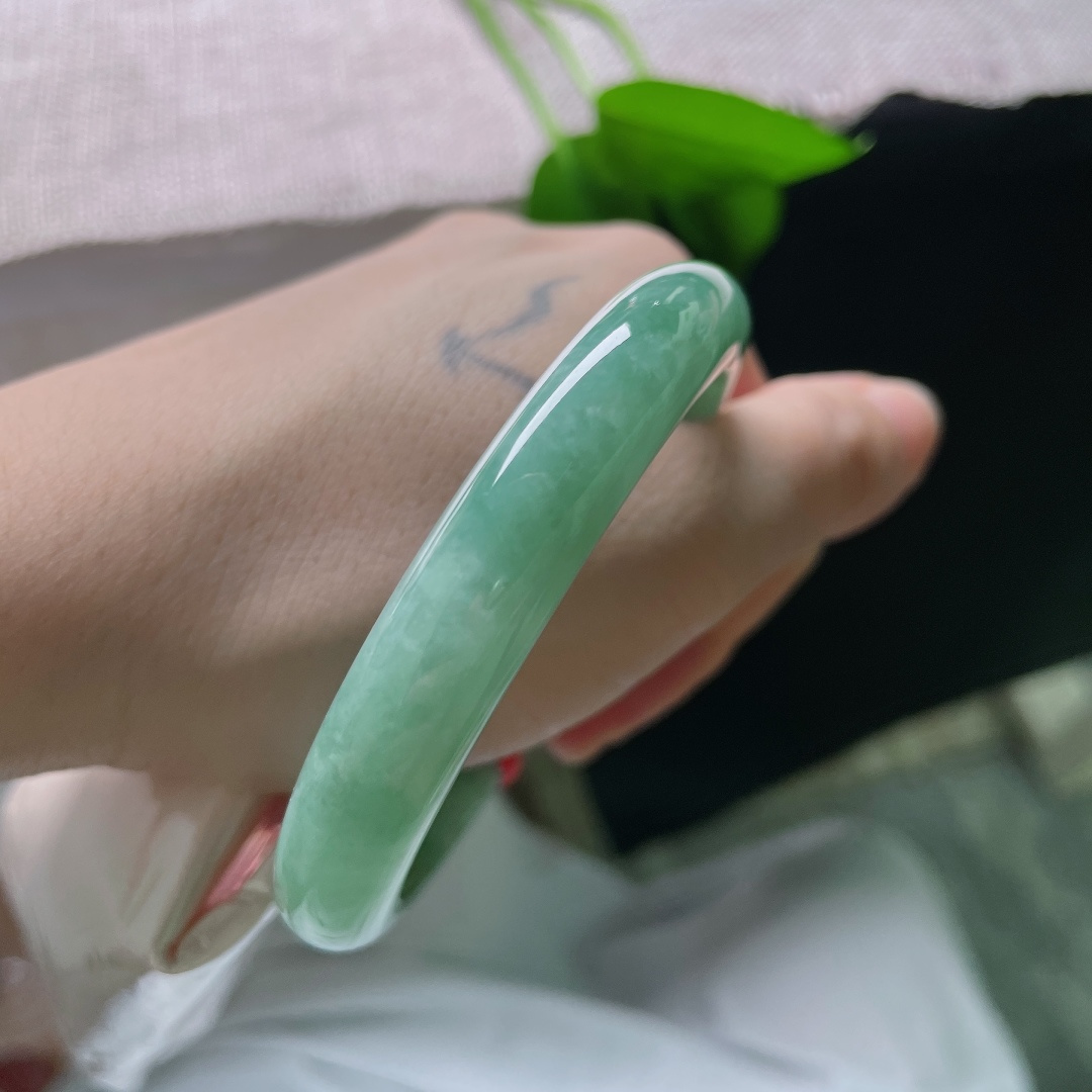 57.6/10.6/7.4，绿底正圈，一点皮纹，油绿底色温润凝脂，经典正圈款式，日常佩戴沉稳又显气质。ss57931a