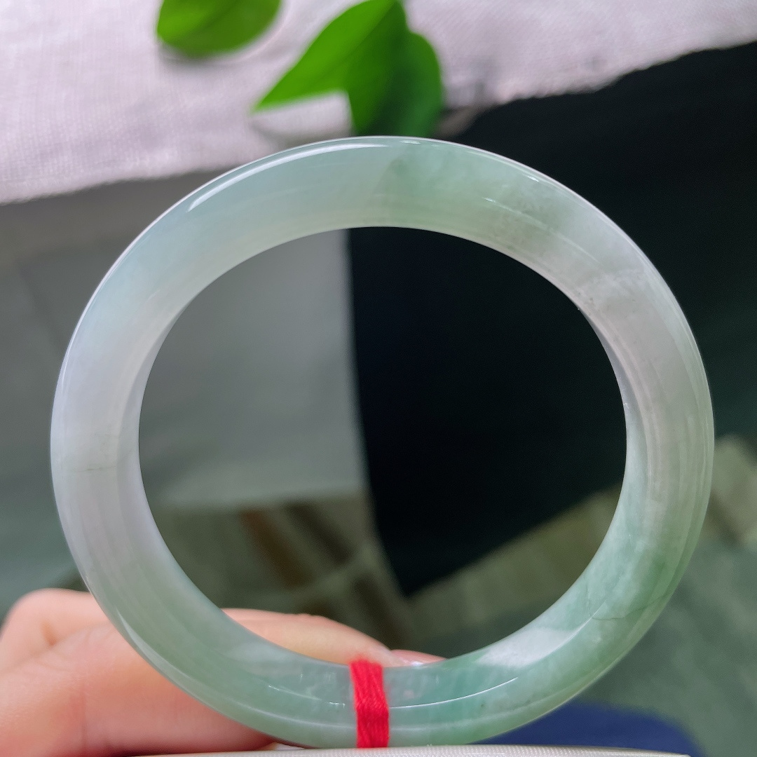 54.5/10/8.1，油青正圈，有裂，玉光温润内敛，沉静耐看，韵味悠长，古典有气质，ss57809