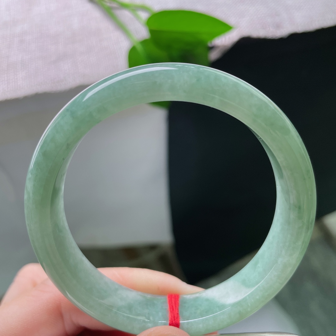 56.5/13.2/8.1，绿底正圈，色线，玉质细腻温润，满圈湖水绿低调素雅，上手清爽，属于越看越舒