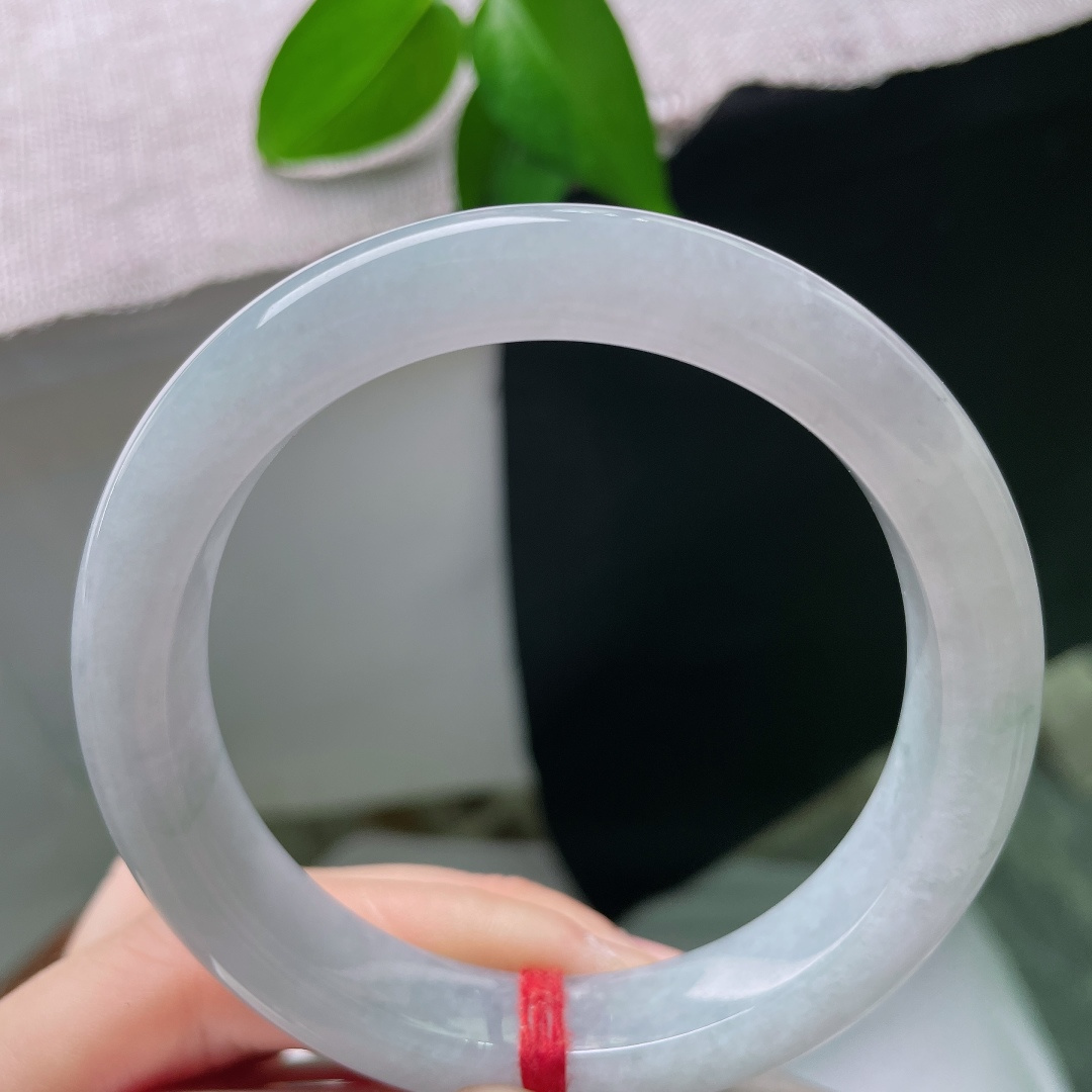 秒杀59.3/11.8/9.0，蓝底正圈，无裂，莹白冰底衬淡雅飘花，玉质温润，灵秀气质一眼便能心动。ss58794a
