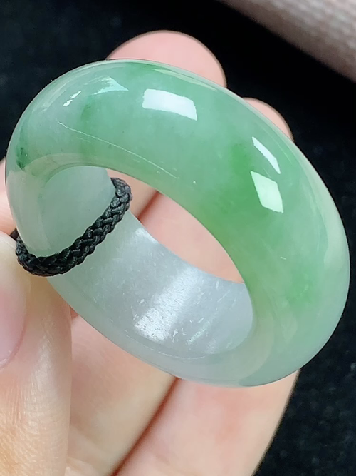 飘绿玉扳指，无裂，内径尺寸22.2-11.3-6.0mm，29号手寸，S11lwh6